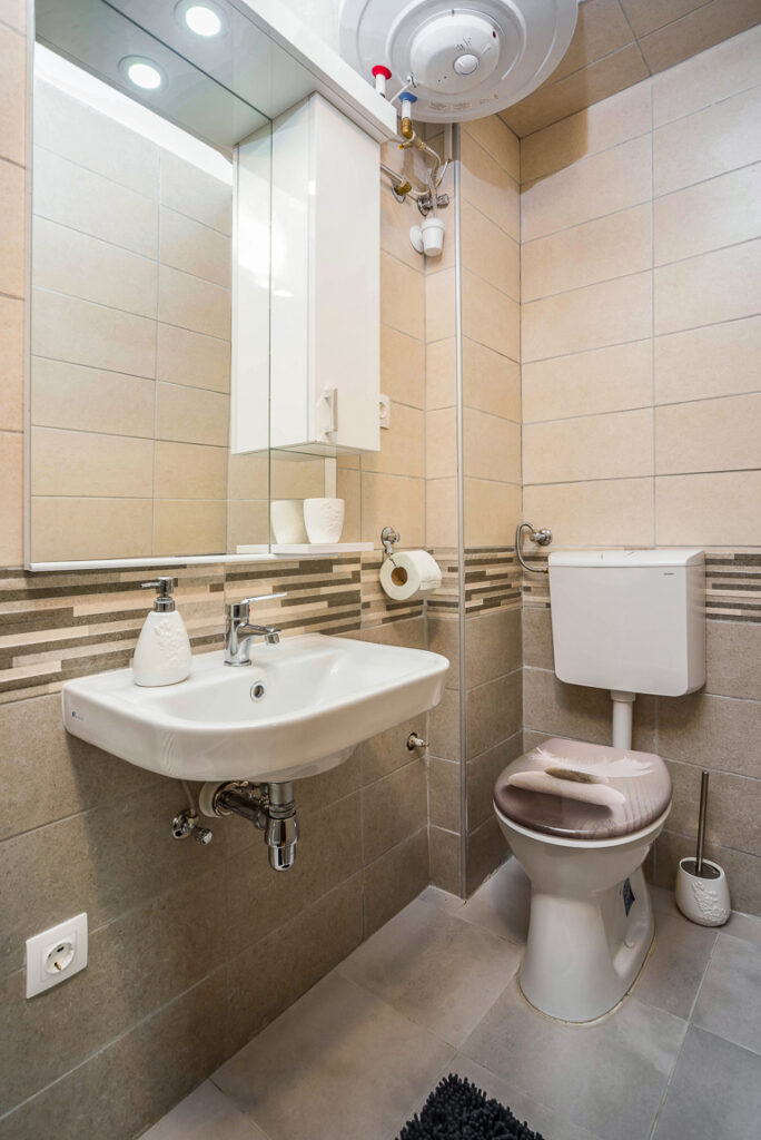 Erdei szoba zuhanyzós fürdő