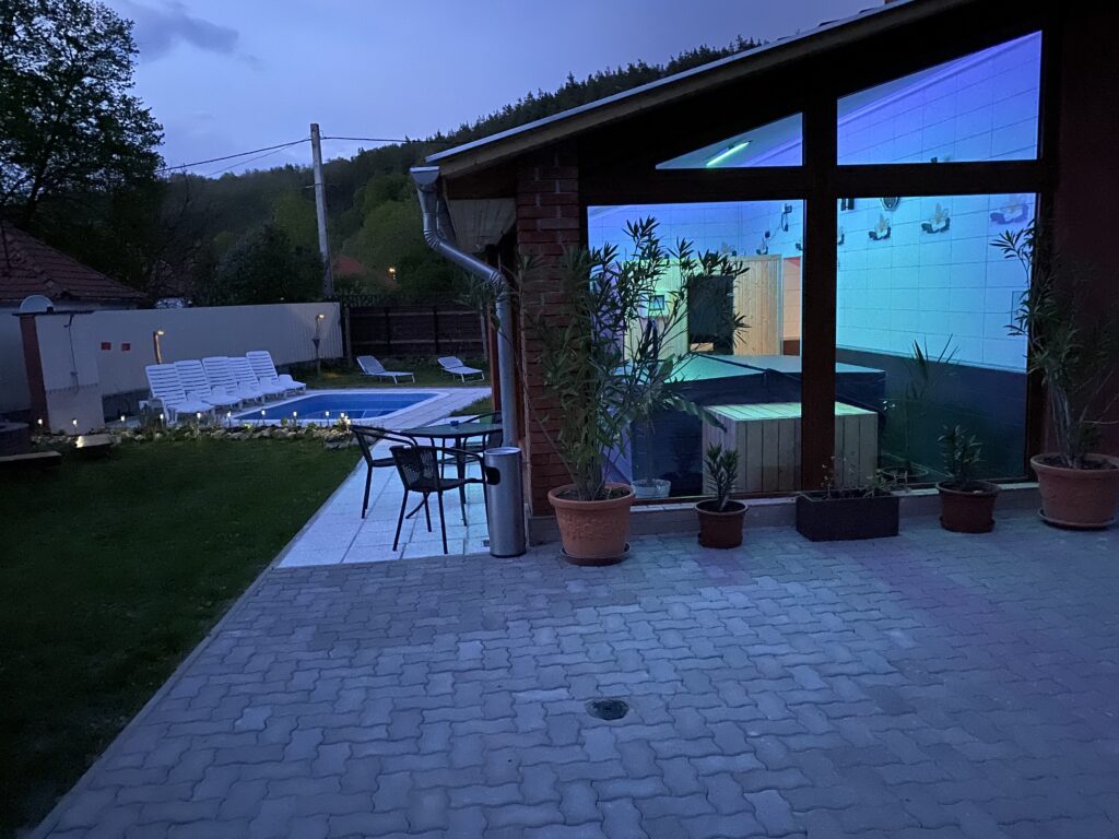 Wellness éjszakai fényben